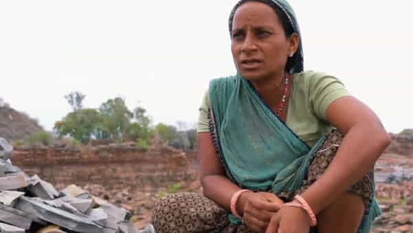 भारतामध्ये अनेक गावं त्यांच्या परंपरा, संस्कृती किंवा इतिहासामुळे प्रसिद्ध आहेत. मात्र राजस्थानमधील एक गाव अशा कारणासाठी ओळखलं जातं, ज्यामागची सत्यकथा अत्यंत वेदनादायी आहे. राजस्थानच्या बूंदी जिल्हा परिसरातील बुढपूरा गाव आजही 'विधवांचं गाव' म्हणून ओळखलं जातं. हे नाव ऐकून धक्का बसतो, पण यामागचं वास्तव अधिक भयावह आहे.