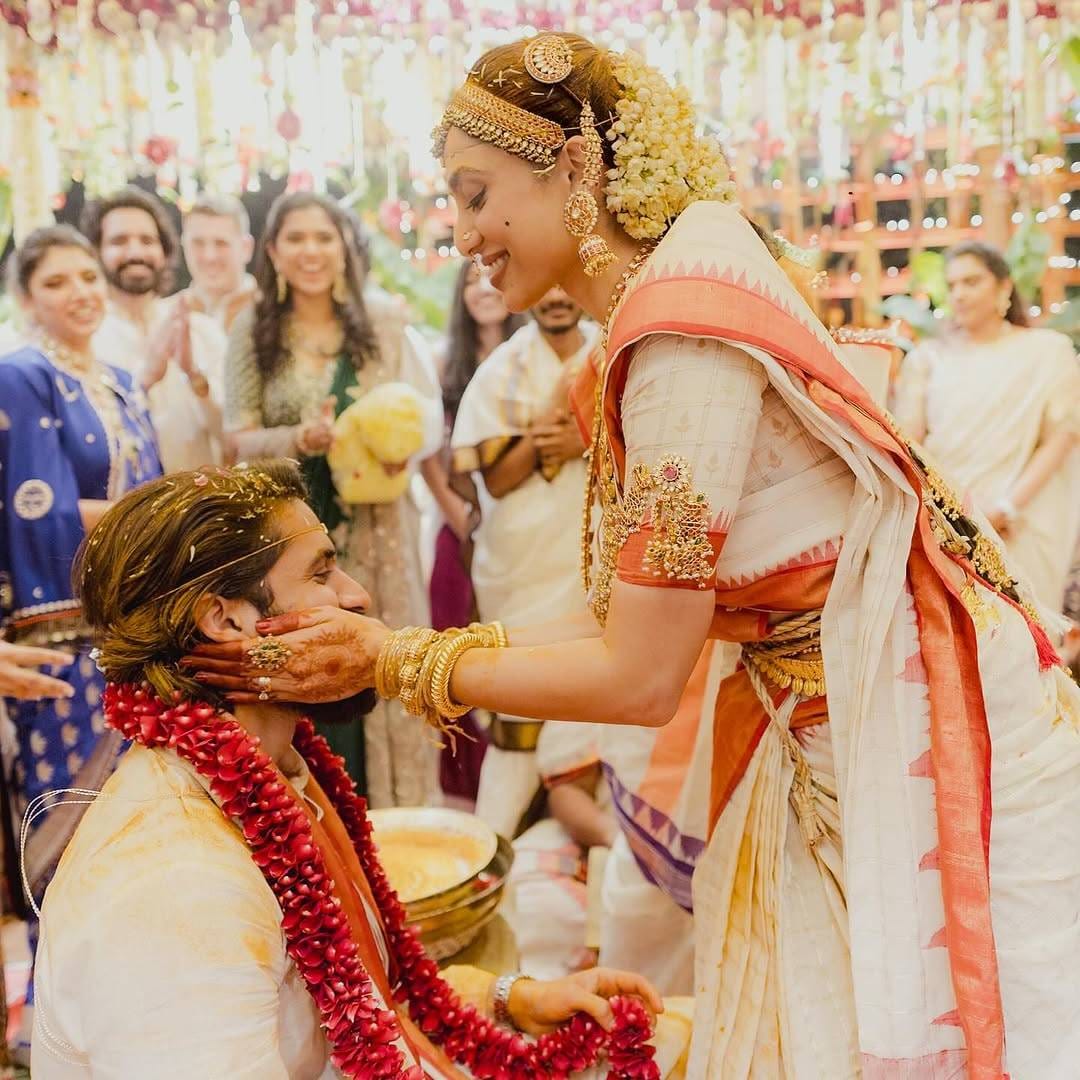 "आज मी माझ्या आयुष्यातील सर्वांत चांगला काळ जगतेय. वेळेनुसार मला स्वत:वर अधिक विश्वास निर्माण होत गेला आहे. आता मी स्वत:बद्दल अधिक स्पष्ट आहे आणि वेगवेगळ्या मतांमध्ये, टीकांमध्येही मी स्वत:ला प्रभावित न करता राहू शकते. सोशल मीडियावर प्रत्येक गोष्टीविषयी खूप बोललं जातं, खूप गोंधळ असतो. पण हे एखाद्या ऋतूसारखं असतं. ऋतू बदलला की तसाच समाजातील वातावरण बदलतं", असं मत सोभिताने मांडलं.