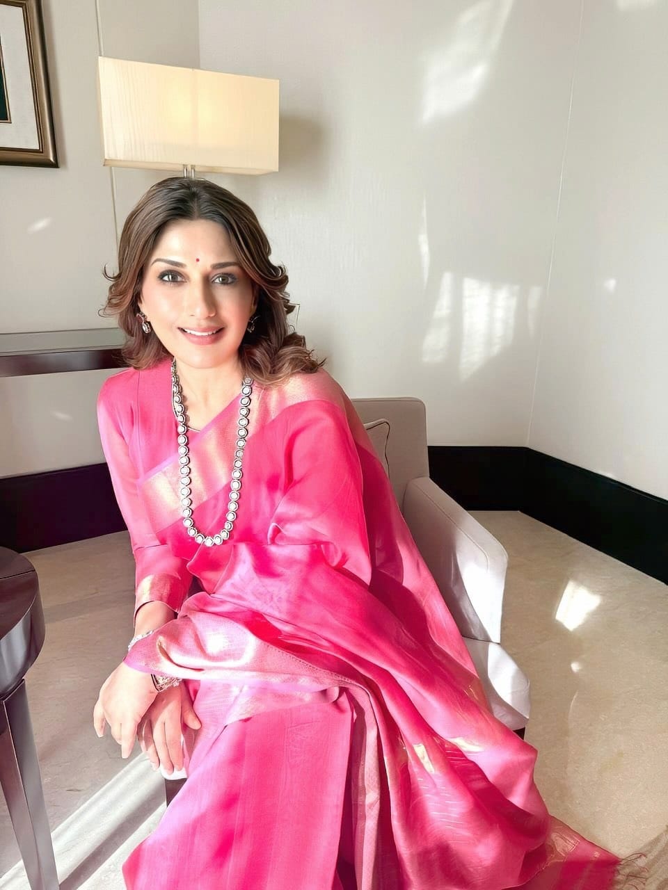 अभिनेत्री सोनाली बेंद्रे हिला आज कोणत्याच ओळखीची गरज नाही. आज अभिनेत्री मोठ्या पडद्यावर सक्रिय नसली तरी, ओटीटी प्लॅटफॉर्म, टीव्ही, आणि सोशल मीडियावर कायम सक्रिय असते.