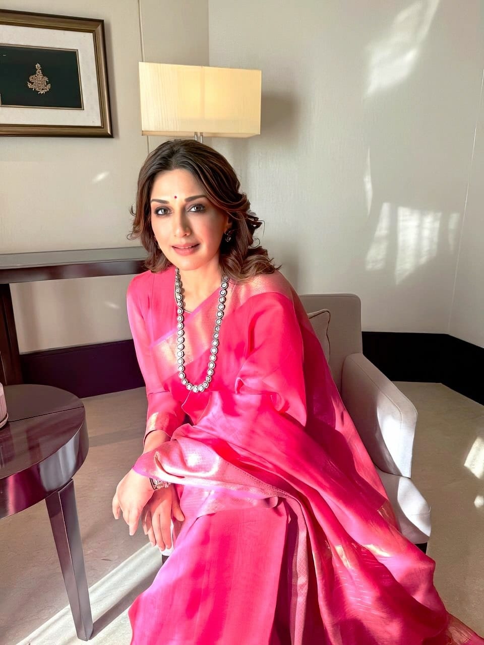  आता देखील अभिनेत्री नव्या फोटोशूटमुळे चर्चेत आली आहे. गुलाबी साडीमध्ये सोनाली हिने फोटोशूट केलं आहे. सध्या सर्वत्र फक्त आणि फक्त सोनाली हिच्या फोटोंची चर्चा रंगली आहे. चाहत्यांना देखील अभिनेत्रीचा लूक आवडला आहे .