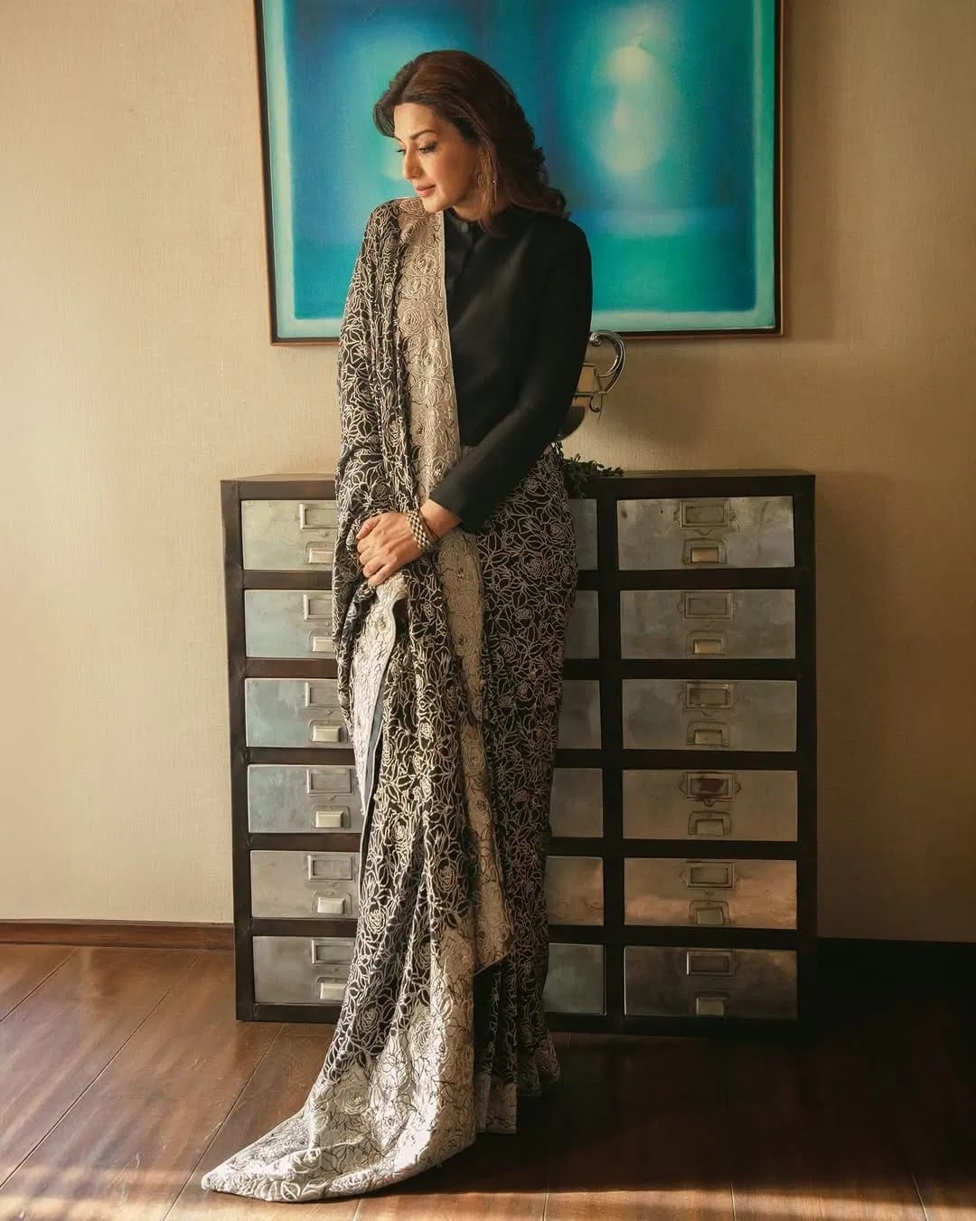 एक चाहता म्हणाला, 'तू तर दिवसागणिक सुंदर दिसत आहेस..' सोनालीचा प्रत्येक लूक चाहत्यांना आवडतो. अन्य एक चाहता म्हणाला, '90 च्या दशकातील मुलांची क्रश..', एवढंच नाही तर, अनेकांनी अभिनेत्रीत्या लूक्स कौतुक केलं आहे.