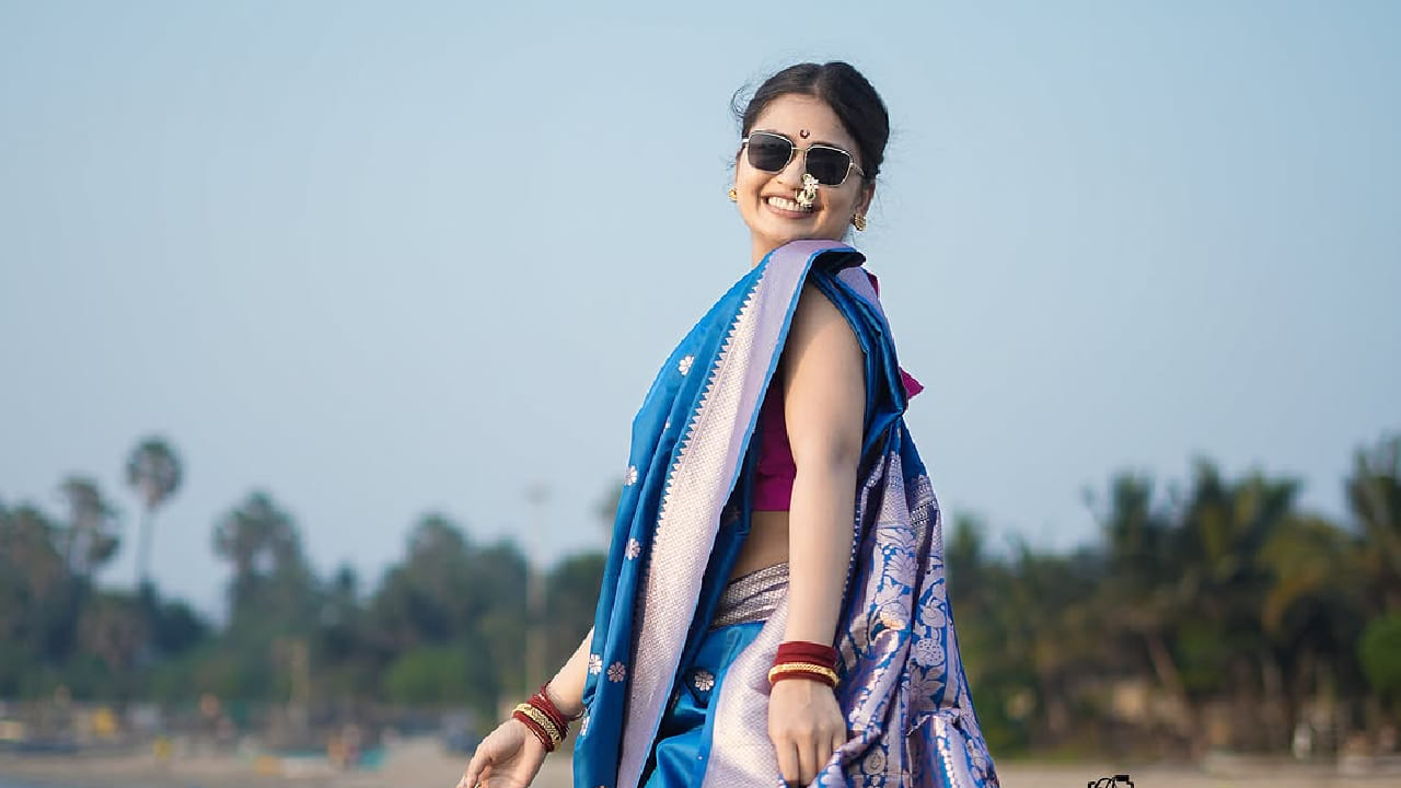 तिचं नवीन गाणं सोशल मीडियावर धुमाकूळ घालत असून, त्यातील तिचा पारंपरिक आणि मॉडर्न लुक चाहत्यांच्या विशेष पसंतीस उतरला आहे. ती नेहमीच आपल्या वेगळ्या स्टाइलसाठी ओळखली जाते. कधी पारंपरिक नऊवारी साडीत तर कधी वेस्टर्न आणि मॉडर्न आउटफिटमध्ये ती आत्मविश्वासाने वावरताना दिसते.