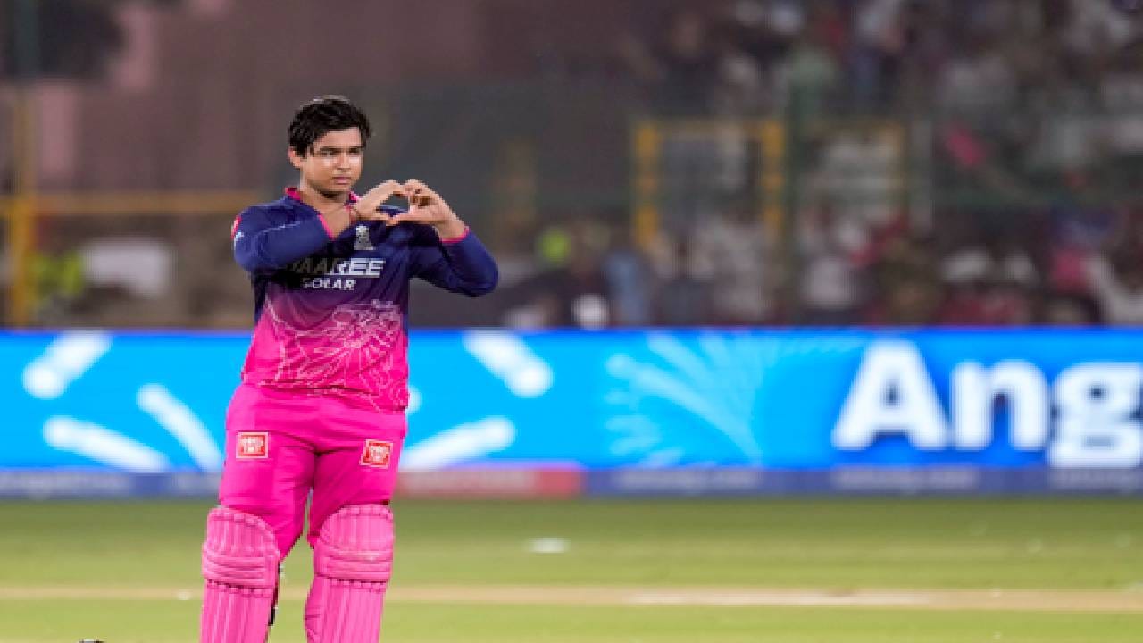 सीमारेषेवर 10 फिल्डर ठेवले तरी या 15 वर्षाच्या मुलाला रोखणं अशक्य आहे असं सुनील गावस्कर म्हणाले. सुनील गावस्कर यांचं हे स्टेटमेंट खूप महत्वाचं आहे. कारण यातून वैभव सूर्यवंशीचं टॅलेंट दिसून येतं.  