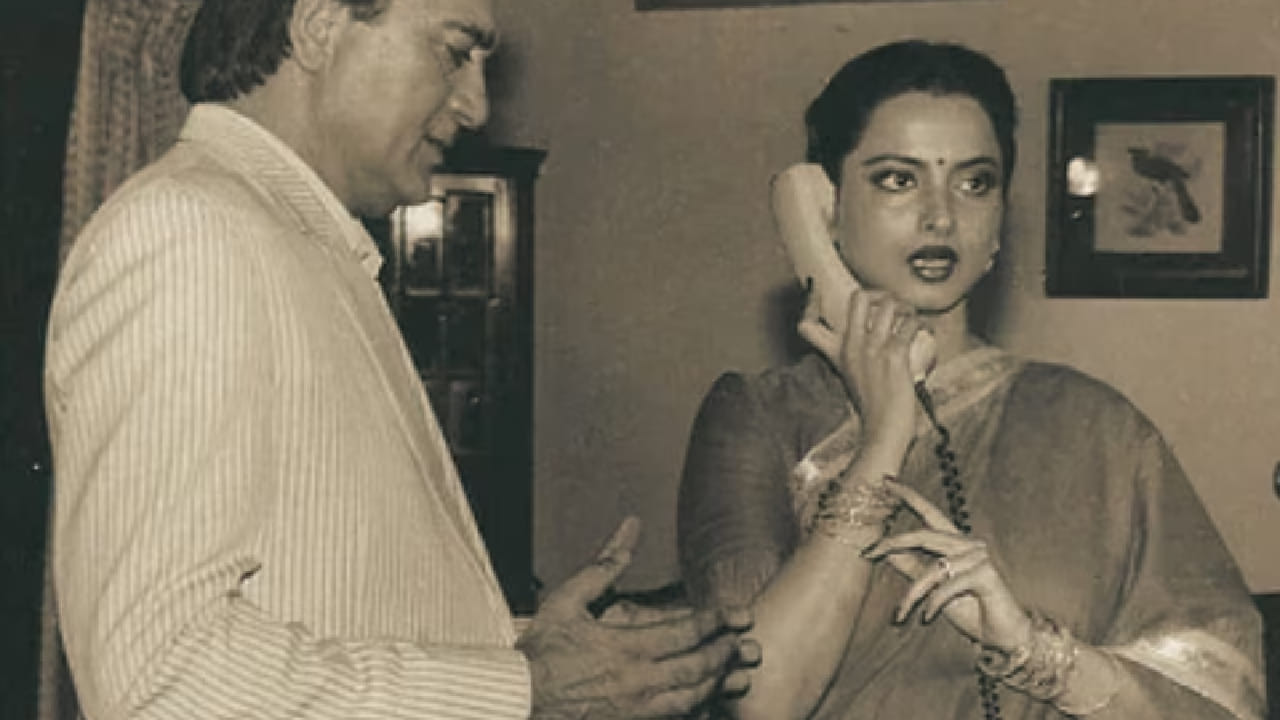 1950 च्या दशकात नरगिस दत्त या बॉलिवूडमधील आघाडीच्या अभिनेत्रींपैकी एक होत्या. त्यांनी आपल्या कारकिर्दीत अनेक यशस्वी चित्रपट दिले आणि सहकलाकारांसाठी उभं राहण्याची प्रतिमा निर्माण केली. दुसरीकडे, 1970-80 च्या दशकात रेखा आपल्या करिअरच्या शिखरावर होती. तिची सुंदरता, अभिनय आणि वैयक्तिक आयुष्य नेहमीच चर्चेत असायचं.