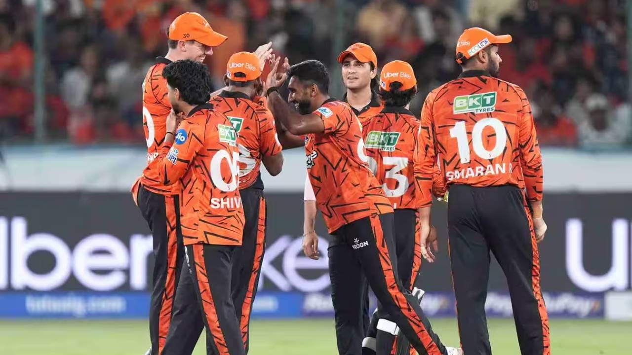 सनरायझर्स हैदराबादने 14 वेळा प्लेऑफमध्ये धडक मारली आहे. पण 14 पैकी सहा सामन्यात विजय मिळवण्यात यश आलं आहे. तर 8 सामन्यात पराभव झाला आहे. यंदाही एलिमिनेटर फेरीत राजस्थानशी सामना होणार आहे. या सामन्यात पराभूत होणारा संघ स्पर्धेतून बाद होईल. (Photo: IPL/BCCI)