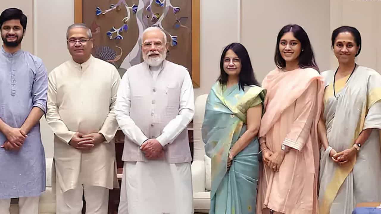 आधी जावई, मुलगी आणि व्याहीसोबत पंतप्रधानांची भेट, नंतर केंद्र सरकारवर जोरदार हल्ला; सुप्रिया सुळे नेमकं काय म्हणाल्या?
