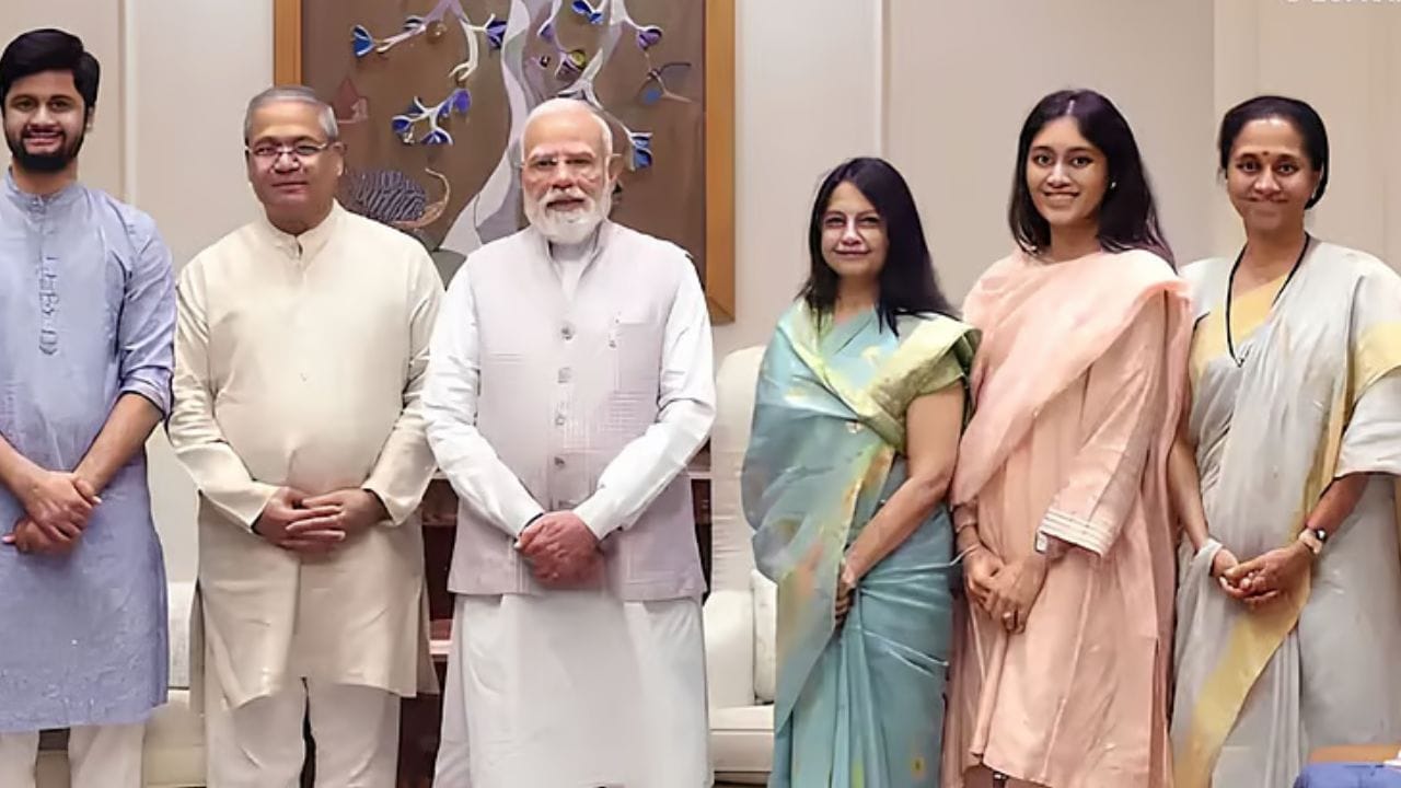 आधी जावई, मुलगी आणि व्याहीसोबत पंतप्रधानांची भेट, नंतर केंद्र सरकारवर जोरदार हल्ला; सुप्रिया सुळे नेमकं काय म्हणाल्या? आधी जावई, मुलगी आणि व्याहीसोबत पंतप्रधानांची भेट, नंतर केंद्र सरकारवर जोरदार हल्ला; सुप्रिया सुळे नेमकं काय म्हणाल्या?