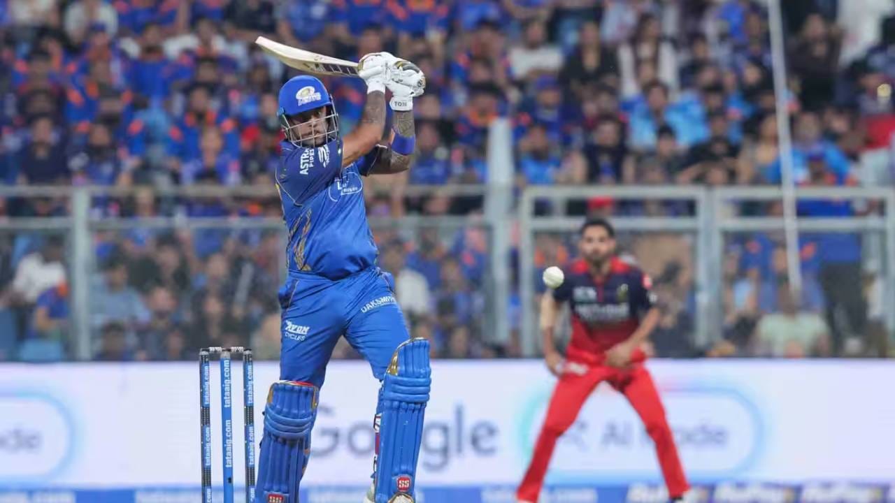 सूर्यकुमार यादवने मागच्या सामन्यात मुंबई इंडियन्स संघाचं नेतृत्व केलं होतं. त्यानंतर त्याच्या लक्ष्मीचं आगमन झालं. त्यामुळे कुटुंबासोबत असेल असं बोललं जात होतं. पण आता सामना खेळण्यासाठी सज्ज असल्याचं स्पष्ट झालं आहे. (Photo: BCCI/IPL)