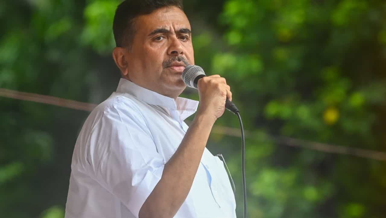 पश्चिम बंगाल विधानसभा निवडणुकीच्या निकालांनी देशाच्या राजकारणात मोठी खळबळ उडवून दिली आहे. पश्चिम बंगालमध्ये भाजपचे पूर्ण बहुमताचे सरकार स्थापन होणार हे आता स्पष्ट झाले आहे. या ऐतिहासिक विजयाचे मुख्य शिल्पकार म्हणून सुवेंदू अधिकारी यांचे नाव आघाडीवर आले आहे.