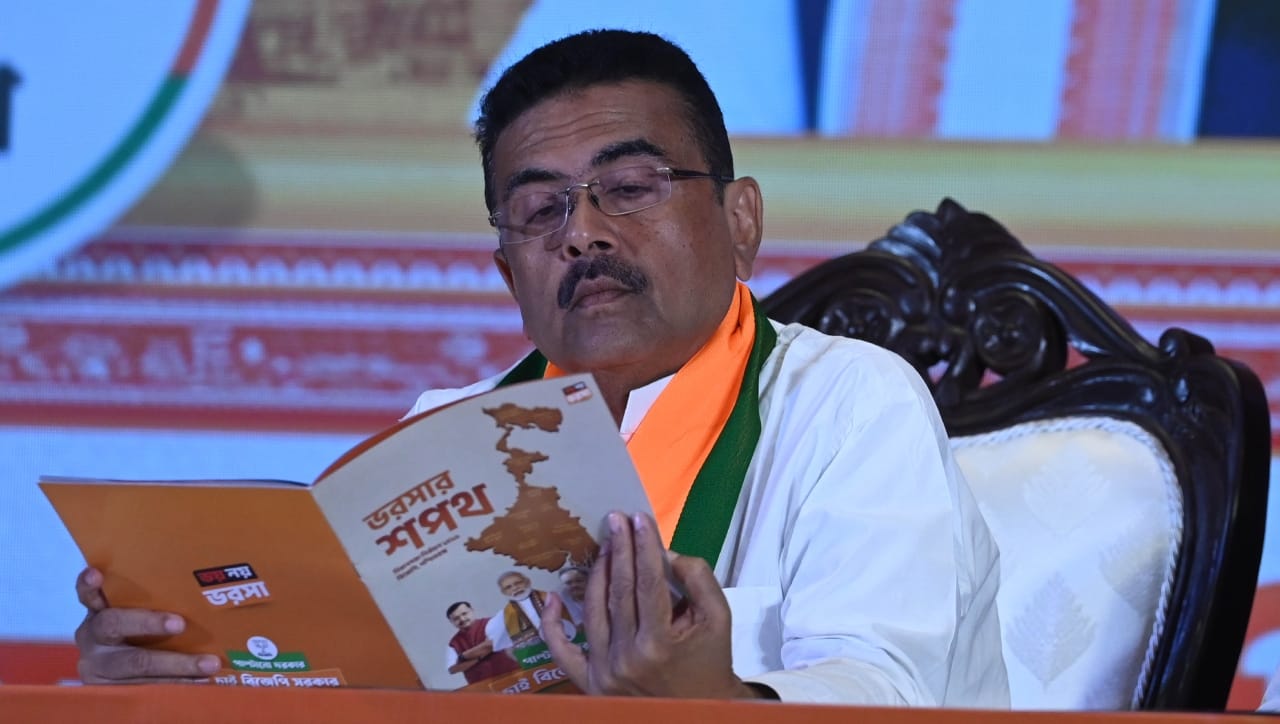 सुवेंदू अधिकारी यांच्या नावावर दोन फ्लॅट्स आहेत, जे त्यांनी २००६ मध्ये खरेदी केले होते. या मालमत्तांचे सध्याचे बाजारमूल्य अंदाजे ६.१३ लाख रुपये आहे. सुवेंदू अधिकारी यांच्या प्रतिज्ञापत्रातील सर्वात लक्षवेधी बाब म्हणजे ते पूर्णपणे कर्जमुक्त आहेत.