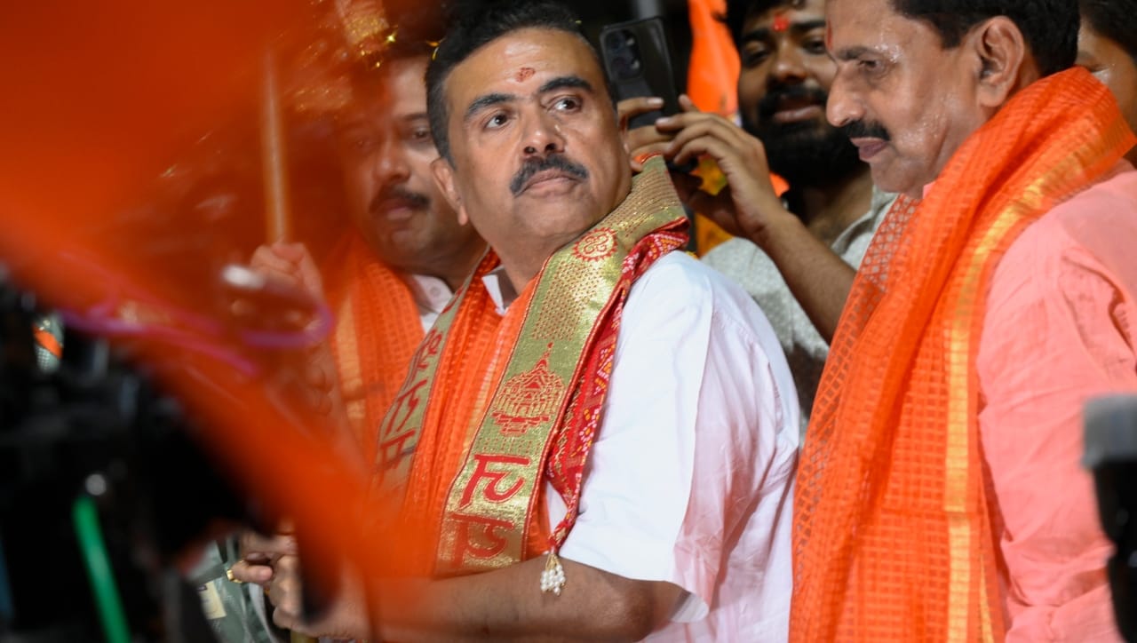 विशेष म्हणजे, त्यांच्याकडे सध्या केवळ १२,००० रुपये रोख आहेत. स्थावर मालमत्तेचा विचार केल्यास, सुवेंदू यांच्याकडे सुमारे ५९ लाख रुपयांच्या मालमत्ता आहेत. यात नंदीग्राम आणि एग्रा भागात त्यांच्याकडे सुमारे २.४६ एकर शेतजमीन आहे. यातील काही जमीन त्यांना कुटुंबाकडून वारसाहक्काने मिळाली आहे.