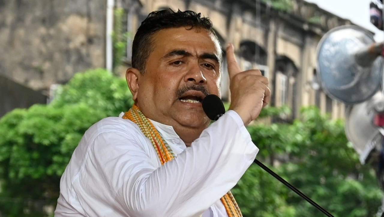 सुवेंदू अधिकारी यांच्याकडे एकूण ८६ लाख रुपयांची जंगम मालमत्ता आहे. त्यांच्या विविध ८ बँक खात्यांमध्ये मिळून सुमारे ७.९५ लाख रुपये जमा आहेत. त्यांनी सरकारी योजना, नॅशनल सेव्हिंग सर्टिफिकेट्स (NSC) आणि किसान विकास पत्रांमध्ये सुमारे ८.६५ लाख रुपयांची गुंतवणूक केली आहे.