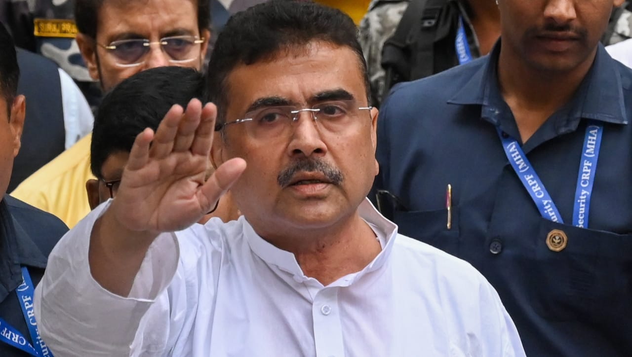 पश्चिम बंगालच्या राजकारणात जायंट किलर ठरलेले सुवेंदू अधिकारी हे राजकारणातील मोठे प्रस्थ असूनही, त्यांची जीवनशैली अत्यंत साधी असल्याचे त्यांच्या निवडणूक प्रतिज्ञापत्रातून समोर आले आहे. विशेष म्हणजे, कोट्यवधींची उलाढाल करणाऱ्या नेत्यांच्या जगात सुवेंदू यांच्याकडे स्वतःची साधी कार देखील नाही.