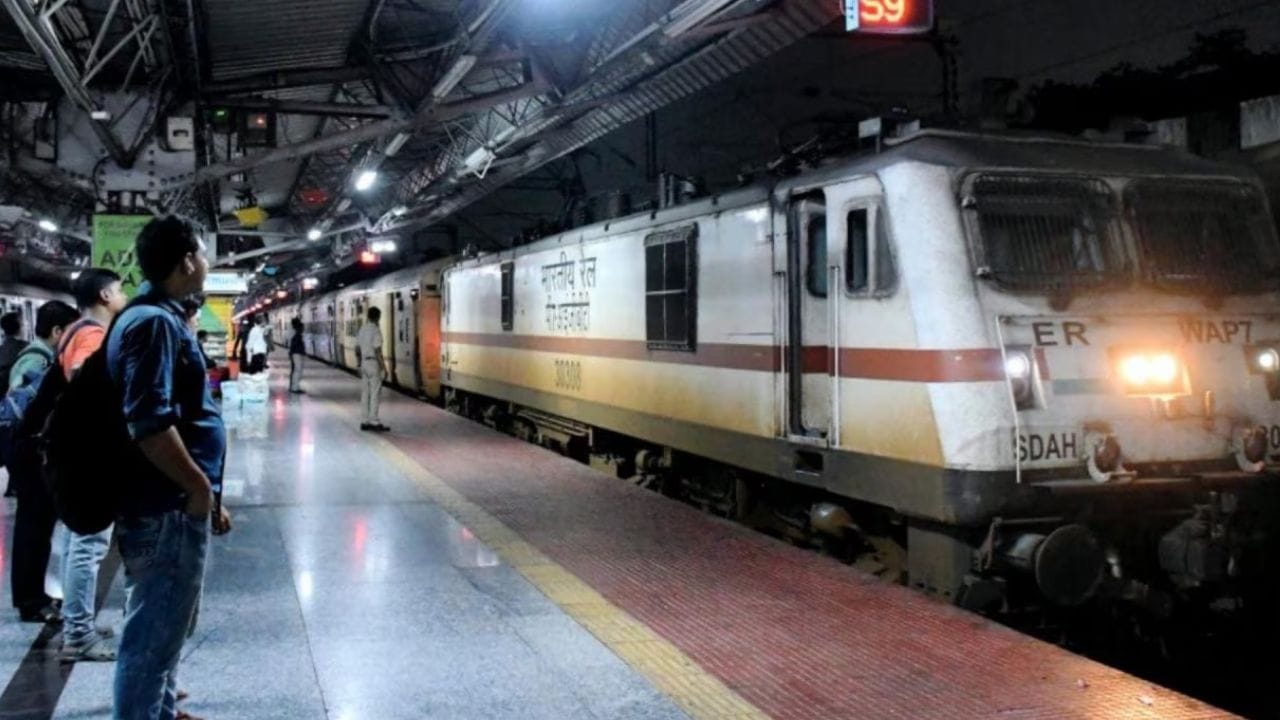 जर एखादा प्रवासी जनरल तिकीट घेऊन अशा गाड्यांमध्ये चढला, तर त्याला मोठ्या दंडाला सामोरे जावे लागते. दंड भरण्यास नकार दिल्यास रेल्वे पोलीस (GRP/RPF) कठोर कारवाई करू शकतात.