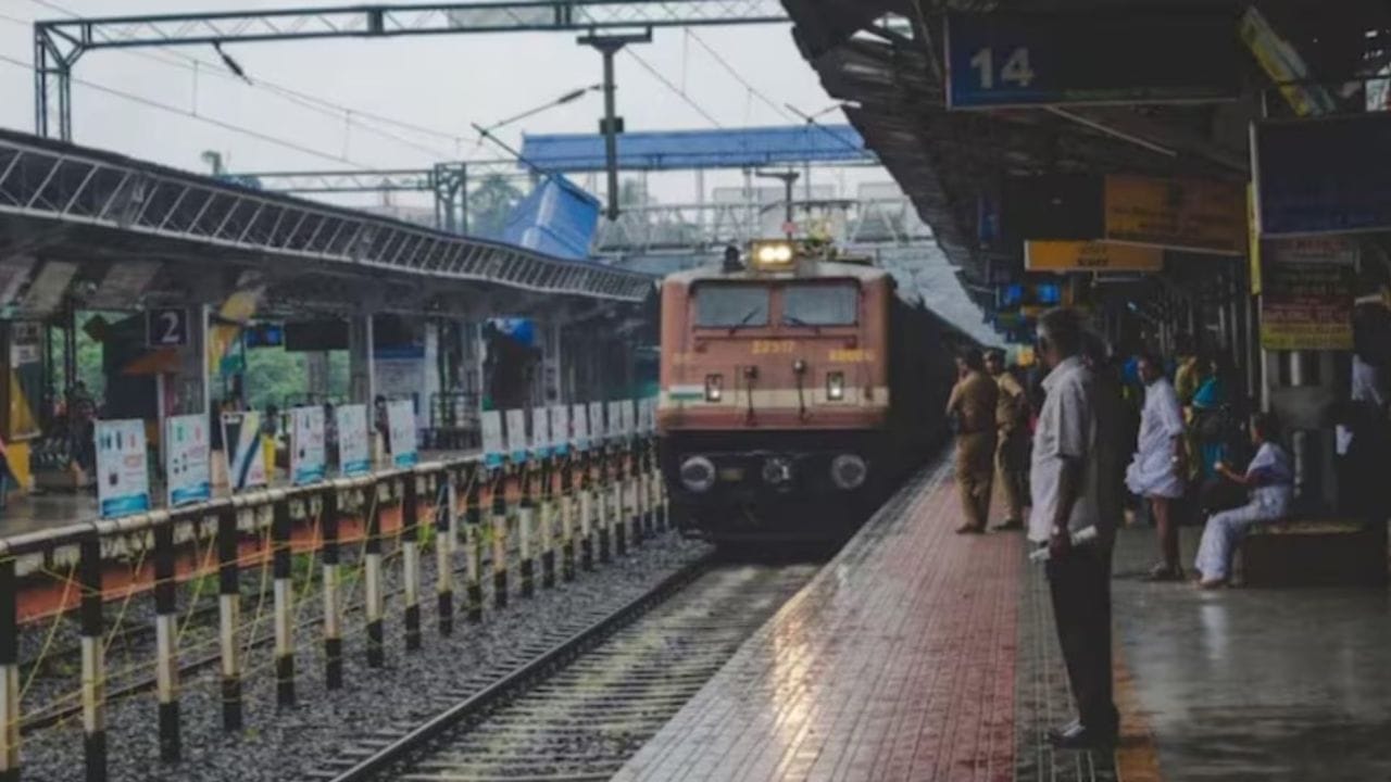 धावपळीच्या जीवनात अनेकदा ट्रॅफिकमुळे किंवा इतर कारणांमुळे रेल्वे स्टेशनवर पोहोचण्यास उशीर होतो आणि डोळ्यादेखत ट्रेन सुटते. अशा वेळी प्रवाशांची मोठी धावपळ होते आणि तिकिटाचे पैसे वाया गेले, अशी भावना मनात येते.