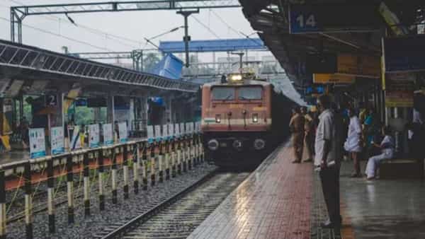 धावपळीच्या जीवनात अनेकदा ट्रॅफिकमुळे किंवा इतर कारणांमुळे रेल्वे स्टेशनवर पोहोचण्यास उशीर होतो आणि डोळ्यादेखत ट्रेन सुटते. अशा वेळी प्रवाशांची मोठी धावपळ होते आणि तिकिटाचे पैसे वाया गेले, अशी भावना मनात येते.