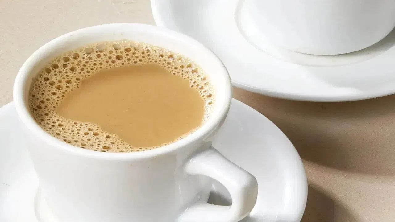चहामध्ये 'टॅनिन' नावाचा पदार्थ असतो. हा पदार्थ आपण खाल्लेल्या अन्नातील किंवा दूधातील कॅल्शियम आणि लोह (Iron) शोषून घेण्यास शरीराला विरोध करतो. जर रोज रिकाम्या पोटी चहा प्यायला, तर शरीरात रक्ताची कमतरता (ॲनिमिया) जाणवू शकते आणि हाडांना पुरेसे कॅल्शियम न मिळाल्याने ती लवकर दुखू लागतात.
