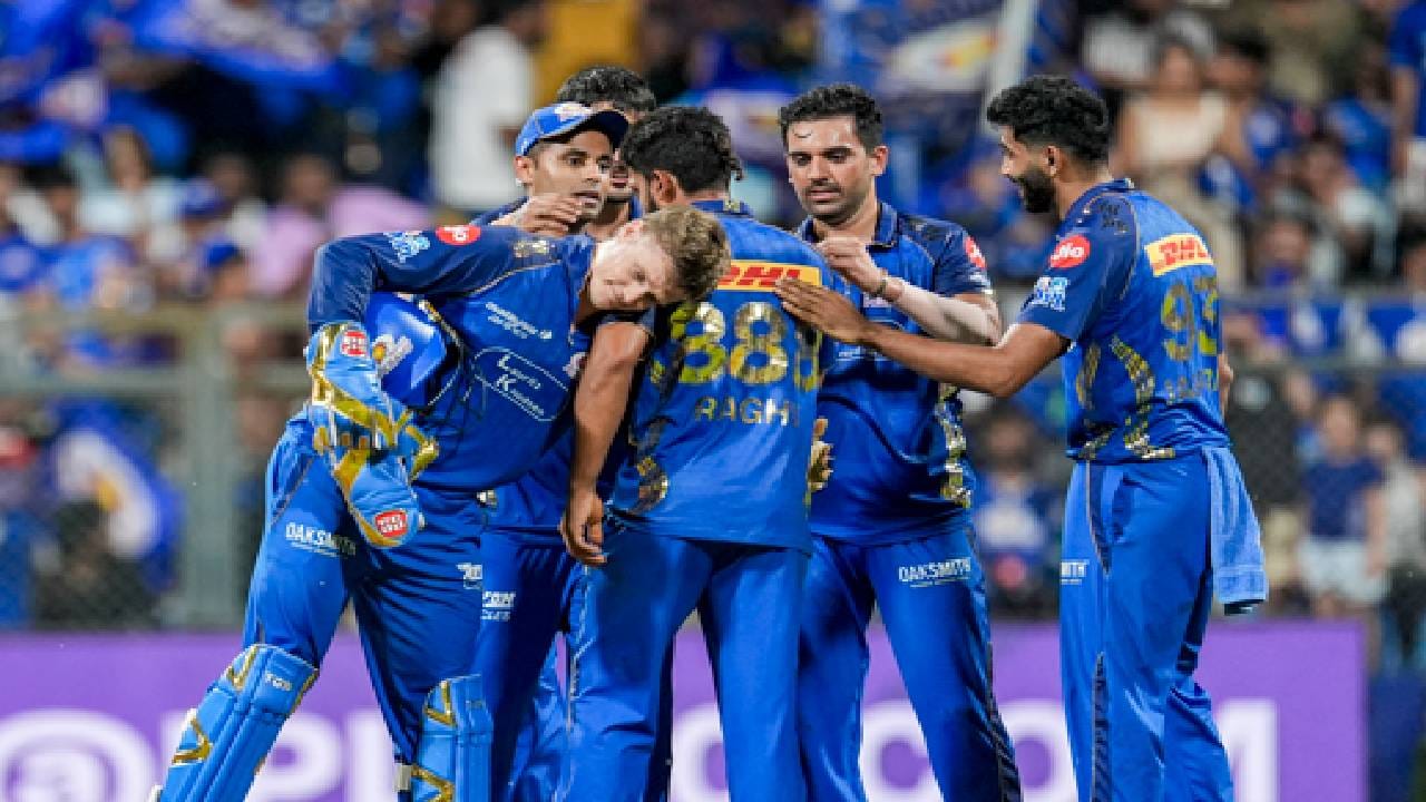 रोहित शर्मा एका सामन्यात खेळला ही चांगली बाब असली, तरी त्याने आता फार काही होणार नाही. मुंबई इंडियन्सच प्लेऑफचं आव्हान जवळपास संपल्यातच जमा आहे. मुंबईच्या या खराब कामगिरीसाठी एकट्या हार्दिक पंड्याला दोष देऊन चालणार नाही. कारण एकट्या हार्दिक पंड्याची चूक नाहीय. (PTI)