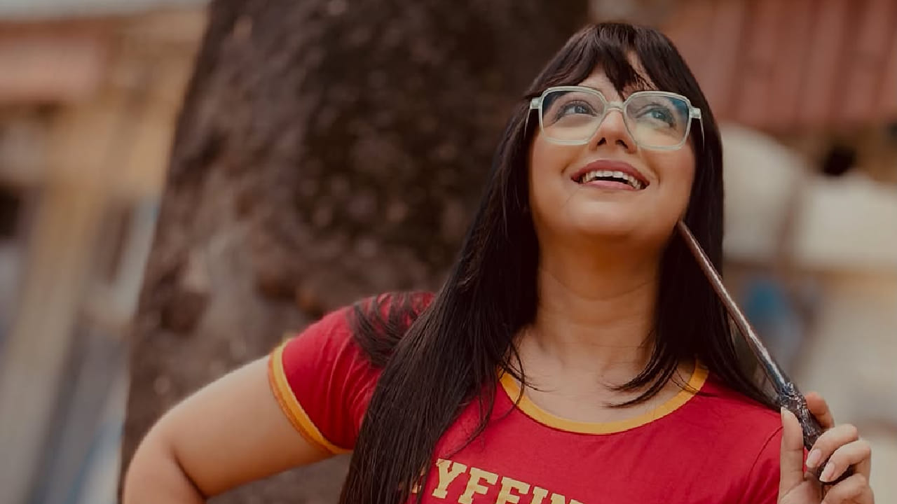 अभिनयासोबतच तेजश्री तिच्या सोशल मीडिया पोस्टमुळेही नेहमीच चर्चेत असते. अलीकडेच तेजश्रीने तिच्या सोशल मीडिया अकाउंटवर काही नवीन आणि आकर्षक छायाचित्रे शेअर केली आहेत. या फोटोंमध्ये तिचा एक वेगळाच आणि स्टायलिश अंदाज पाहायला मिळत आहे. 