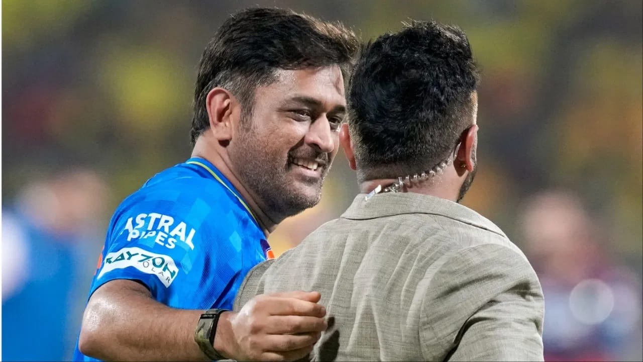 "मी धोनीला पुढील वर्षी आयपीएल स्पर्धेत खेळायला सांगितलंय. मात्र खेळायचं की नाही हा त्यांचा वैयक्तिक निर्णय असणार आहे. मात्र धोनी खेळू शकतो", असंही रैनाने सांगितलं. (Photo: PTI)