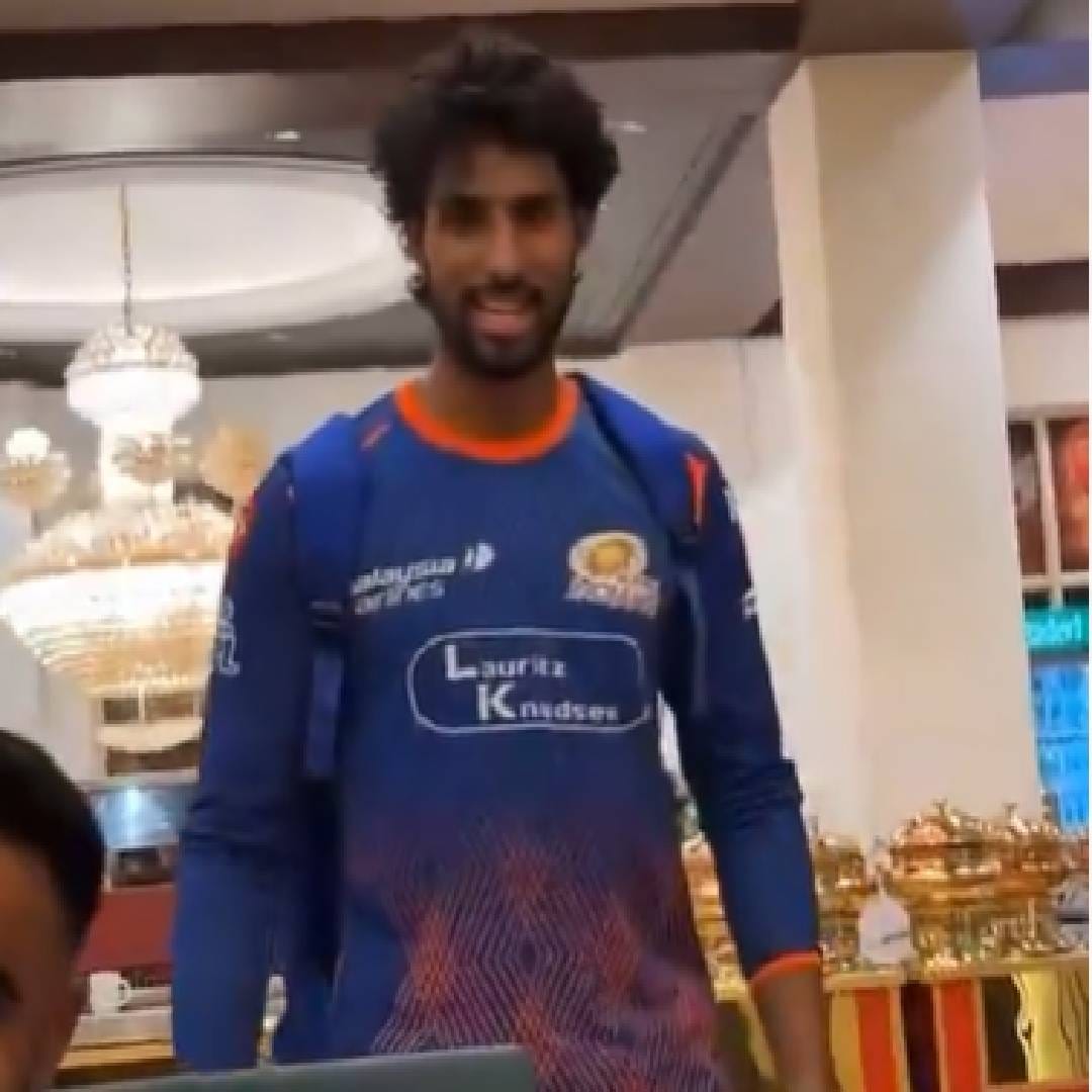 सोशल मीडियावर एक व्हिडिओ व्हायरल झालाय. त्यात या दोन टीमचे दोन खेळाडू दिसत आहेत. एक आहे पंजाबचा अर्शदीप सिंह आणि दुसरा आहे मुंबईचा तिलक वर्मा. हा व्हिडिओ अर्शदीप सिंहने बनवला होता. यात अर्शदीप तिलक बद्दल जे बोलला त्यावरुन वाद निर्माण झाला आहे.