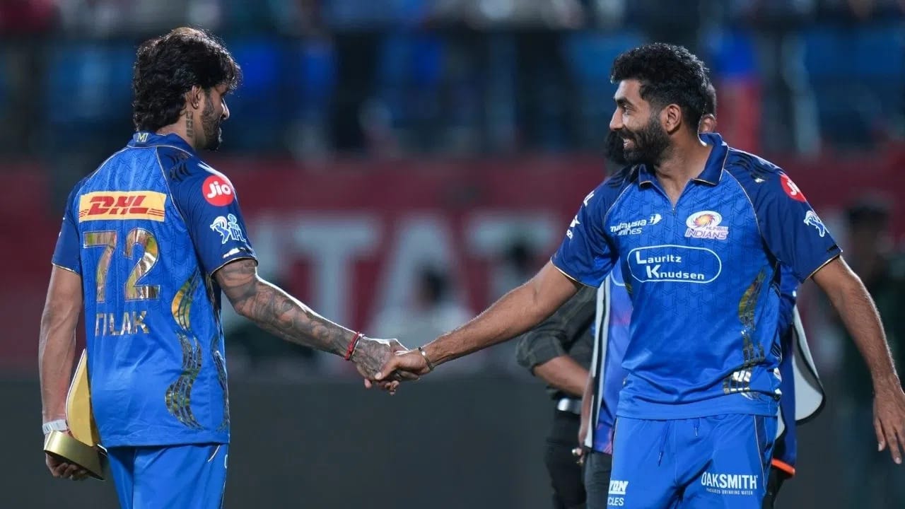 मुंबई इंडियन्सचं आयपीएल 2026 स्पर्धेतून बाजार उठला आहे. मुंबईसाठी उर्वरित सामने हे प्रतिष्ठेचे आहेत. त्यामुळे मुंबईचा उर्वरित सामने जिंकून मोहिमेचा शेवट गोड करण्याचा प्रयत्न असणार आहे. अशात आता मोठी अपडेट समोर आली आहे. मुंबईच्या एका दिग्गजाने अंपायरला शिवी दिल्याचं समोर आलं आहे. (Photo: PTI)