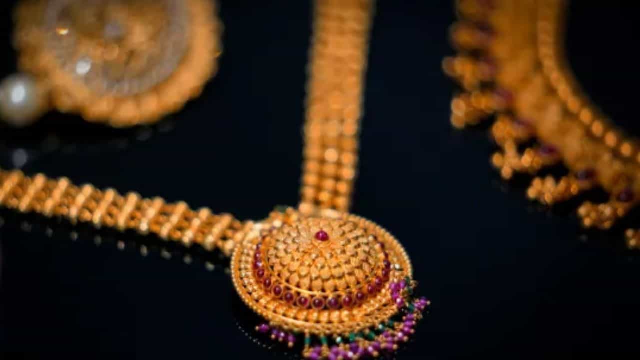 Todays Gold Rate : आजही सोने स्वस्तच, चांदीच्या भावातही मोठी घसरण, जाणून घ्या आजचे भाव..