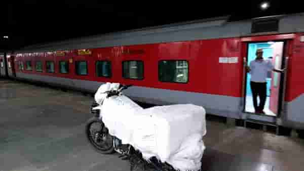 Transport Bike by Train: ट्रेनने बाईक पाठवायची आहे ? काय असते प्रक्रिया ? कोण-कोणती कागदपत्रे लागतात, हे पाहूयात...