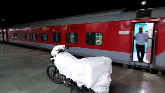 Transport Bike by Train: ट्रेनने बाईक पाठवायची आहे ? काय असते प्रक्रिया ? कोण-कोणती कागदपत्रे लागतात, हे पाहूयात...