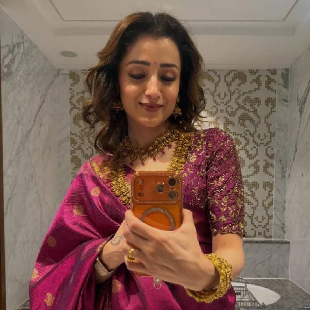 ETimes च्या एका वृत्तानुसार त्रिशा कृष्णनची नेटवर्थ जवळपास 85 कोटी रुपये आहे. त्रिशाने दक्षिणेतील चित्रपट सृष्टीत स्वत:ची वेगळी ओळख बनवली आहे. त्रिशा तिच्या आलिशान लाइफस्टाइलसाठी ओळखली जाते. पर्सनल आणि प्रोफेशनल दोन्ही आघाड्यांवर तिने स्वत:च्या मेहनतीने करियर घडवलं आहे. 
