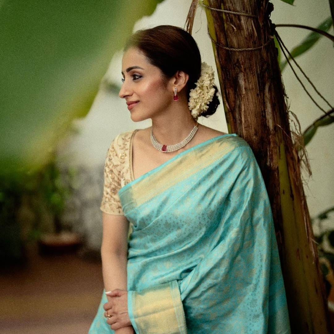 त्रिशाच्या या कॅप्शनमुळे विजय यांच्यासोबतच्या नातेसंबंधाच्या चर्चांना आता आणखी हवा मिळाली आहे. इतकंच नव्हे तर तमिळनाडू विधानसभा निवडणुकीच्या निकालाच्या दिवशीही त्रिशाने विजय यांची त्यांच्या निवासस्थानी भेट घेतली होती. 
