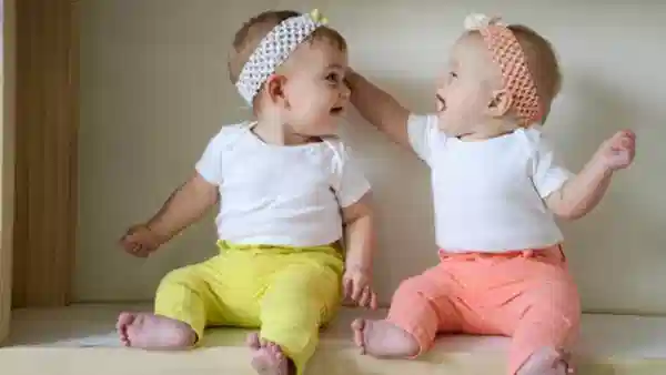 एकाचवेळी झाली जुळी मुलं... माय एक पण बाप निघाले दोन... सगळ्यांनाच प्रचंड धक्का, नेमकी काय आहे भानगड?