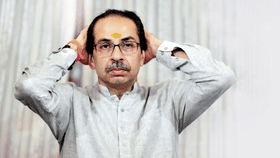 ठाकरेंच्या जवळचा खासदार शिंदेंच्या गळाला? थेट नंदनवन बंगल्यावर...