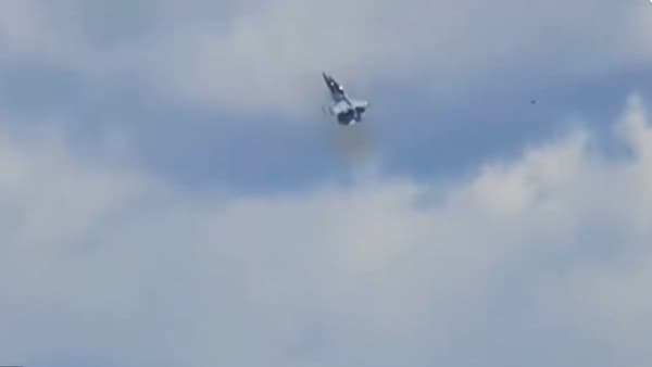 लागली वाट... अमेरिकेच्या लढाऊ विमानाने दिली जोरदार टक्कर, धक्कादायक व्हिडीओ, थेट..