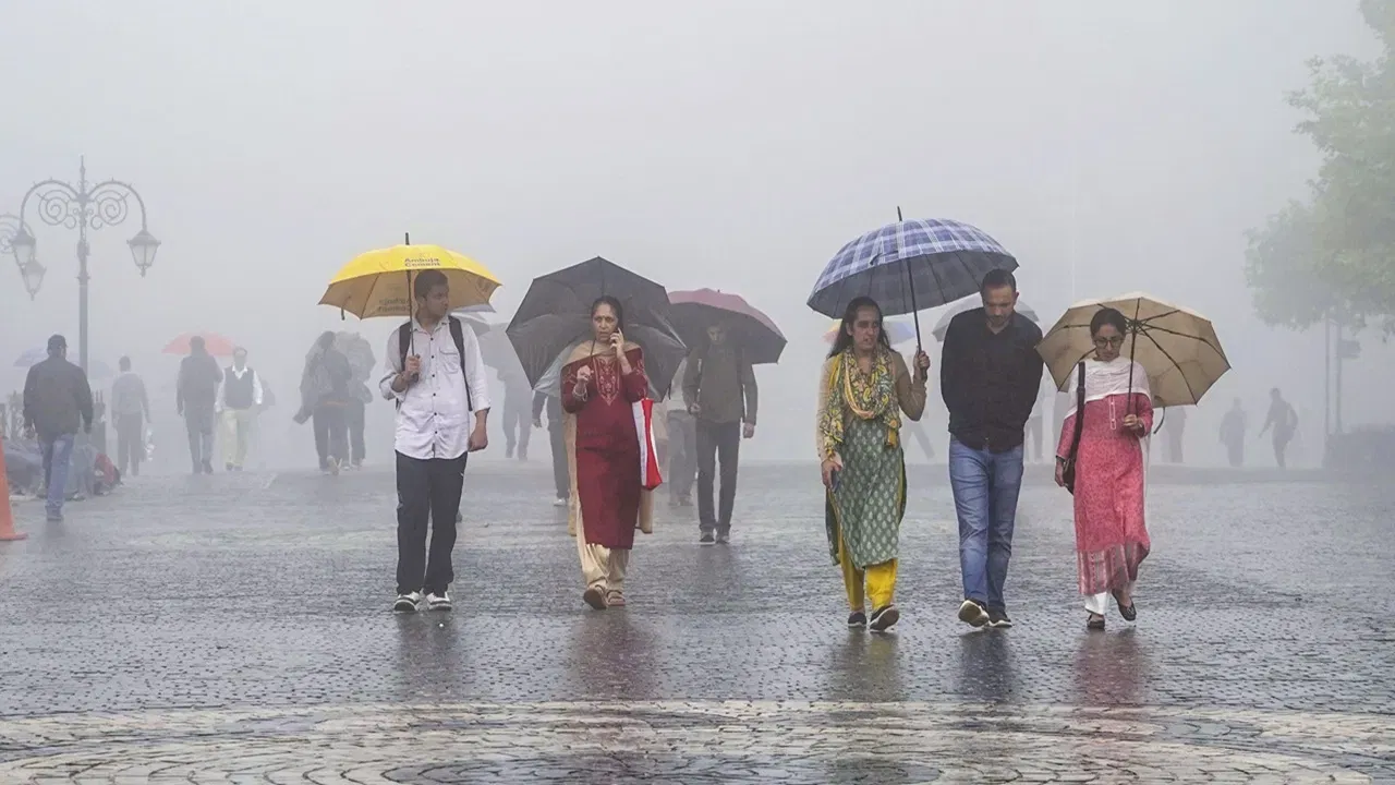 सोसाट्याचा वारा अन् गारांचा तडाखा, कोकणापासून विदर्भापर्यंत अर्ध्या महाराष्ट्राला अवकाळीने झोडपलं सोसाट्याचा वारा अन् गारांचा तडाखा, कोकणापासून विदर्भापर्यंत अर्ध्या महाराष्ट्राला अवकाळीने झोडपलं