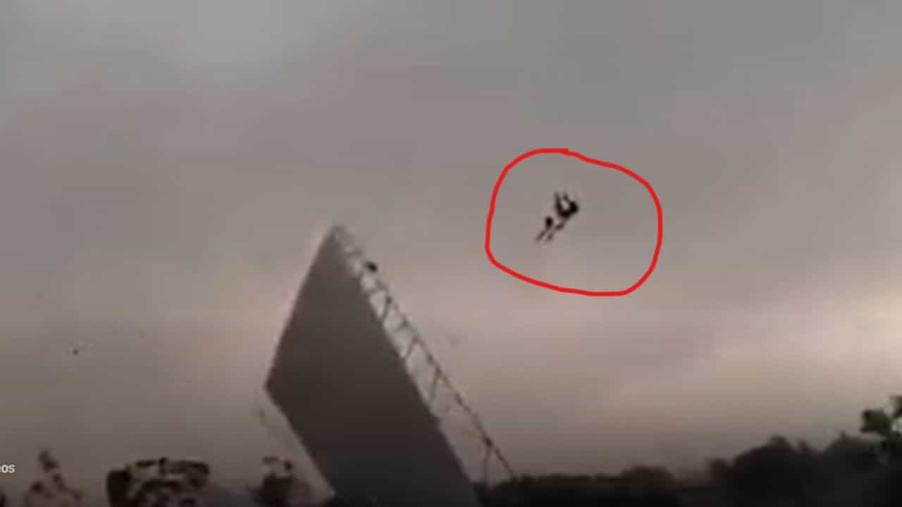 Video किती धक्कादायक आहे बघा... प्रचंड वादळाने तरुण हवेत उंच उडाला अन् थेट शेतात... काय झालं त्या तरुणाचं..