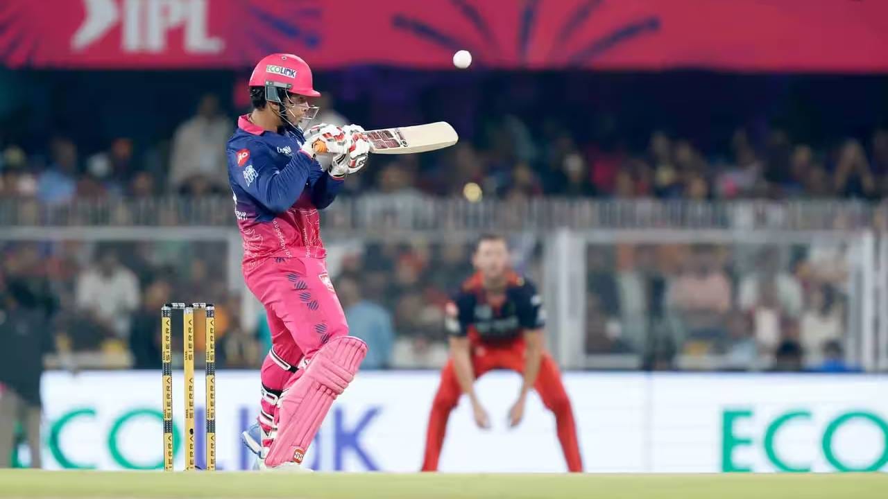 आयपीएल 2026 स्पर्धेत वैभव सूर्यवंशीने आतापर्यंत खेळलेल्या 9 डावात 37 षटकार मारले आहेत. या स्पर्धेतील 38 षटकार हा खास असणार आहे. त्यामुळे आता हा विक्रम दिल्ली कॅपिटल्सविरुद्ध करतो की नाही हे पाहणं औत्सुक्याचं ठरणार आहे. असं करताना टी20 क्रिकेटमध्ये कमी वयात 100 षटकार मारणारा फलंदाज ठरेल. (Photo: IPL/BCCI)
