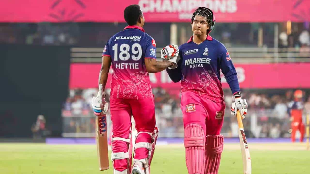 आयपीएल 2026 स्पर्धेत वैभव सूर्यवंशी जबरदस्त फॉर्मात आहे. त्याने आतापर्यंत अनेक विक्रमांना गवसणी घातली आहे. त्याची आक्रमक फलंदाजी पाहता आणखी विक्रम त्याच्या रडारवर आहेत. आता दिल्ली कॅपिटल्सविरुद्धच्या सामन्यात एक विक्रम रचू शकतो. (Photo: IPL/BCCI)