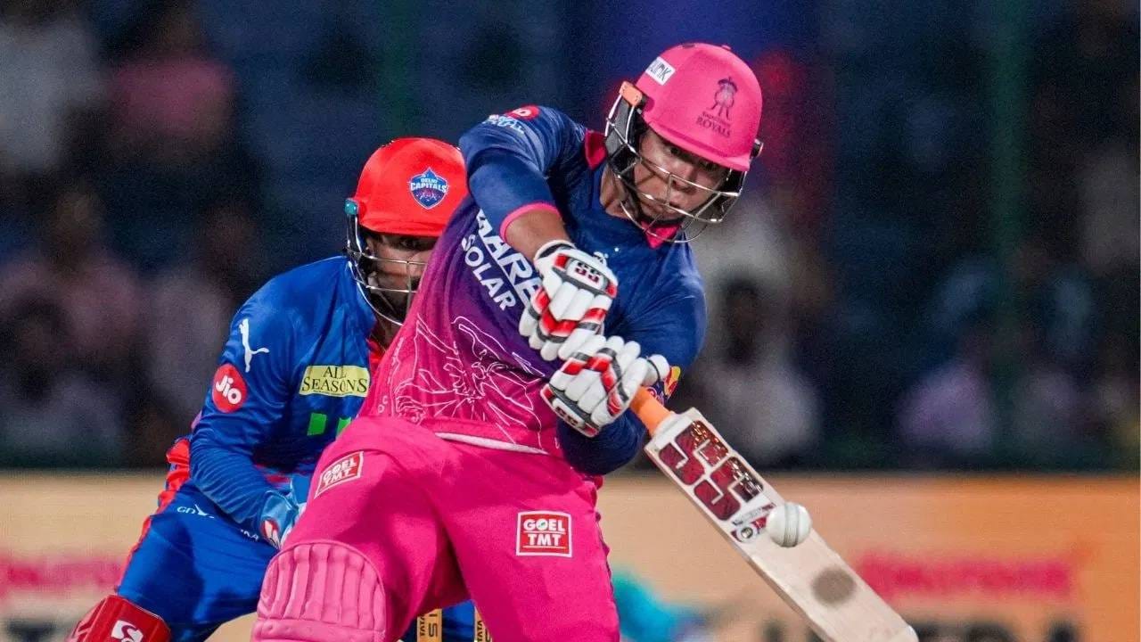 आयपीएल 2026 स्पर्धेत राजस्थान रॉयल्सच्या 15 वर्षीय वैभव सूर्यवंशीची दहशत आहे. कारण समोर असलेल्या गोलंदाजांना सळो की पळो करून सोडण्याची ताकद आहे. फलंदाजीला आला की चौकार आणि षटकारांचा वर्षाव करतो. आता त्याने एक मोठा विक्रम आपल्या नावावर केला आहे. (Photo: PTI)