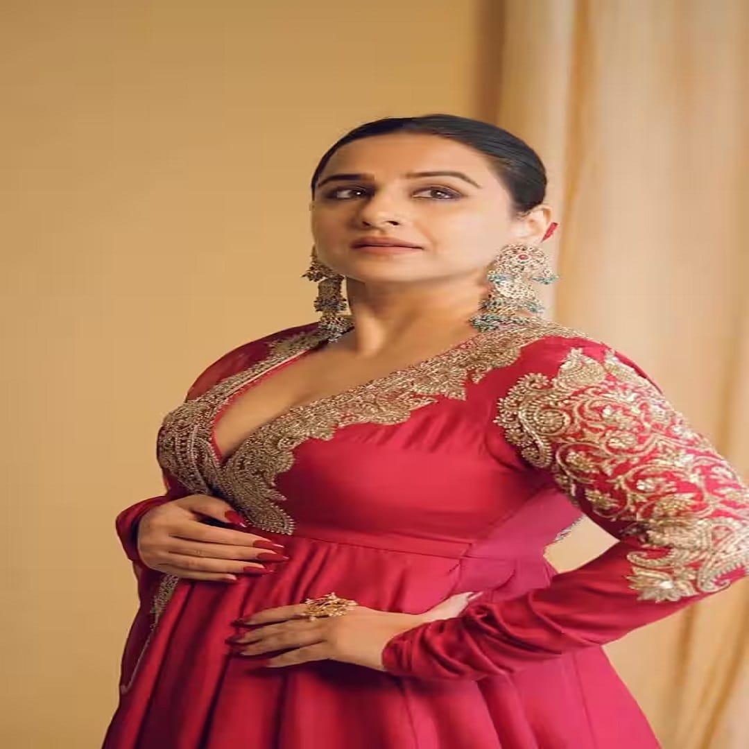  अभिनेत्री विद्या बालन देखील दमदार अभिनेत्री आहे. सिनेमात अभिनेत्रीने मुख्य भूमिका साकारली  आहे. मीडिया रिपोर्टनुसार, अभिनेत्रीची नेटवर्थ 136 कोटी रुपये आहे... सिनेमासाठी अभिनेत्रीने 1.5 कोटी रुपये मानधन घेतलं आहे. 