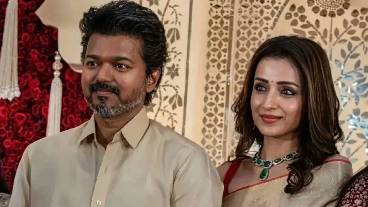 थलपती विजयचा TVK पक्ष 105 पेक्षा जास्त जागांवर आघाडीवर आहे. मतदानानंतर सर्व एक्झिट पोल्सनी द्रमुकच्या विजयाचा अंदाज वर्तवला होता. पण तसं घडलं नाही. द्रमुक, अण्णाद्रमुक या पक्षांना विरोधी बाकांवर बसावं लागणार आहे.