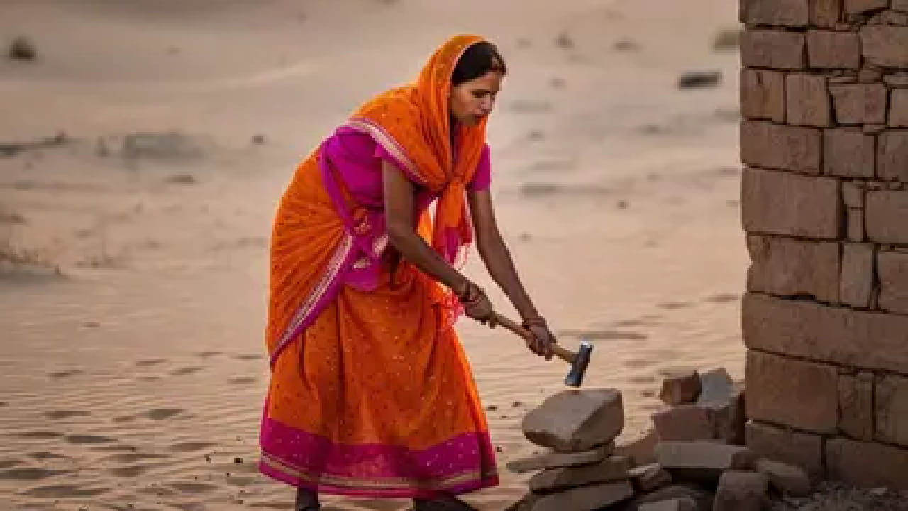 बुढपूरा गावाबद्दल एक कटू सत्य सांगितलं जातं. 'या गावातील पुरुष कधीच म्हातारे होत नाहीत.' कारण तरुण वयातच त्यांचा मृत्यू होतो. गावातील 35 वर्षांवरील जवळपास 70 टक्के महिला विधवा असल्याचं सांगितलं जातं. अनेक घरांमध्ये कर्ता पुरुष नसल्याने महिलांवरच संपूर्ण कुटुंबाची जबाबदारी येते.