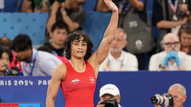 कुस्तीपटू विनेश फोगाट पुन्हा उतरणार मॅटवर, सर्वोच्च न्यायायलचा कुस्ती महासंघाला दणका; पण...