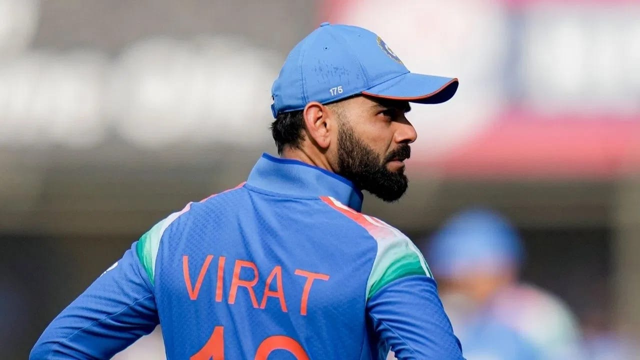 विराट कोहली क्रिकेट विश्वातील अव्वल दर्जाचा खेळाडू आहे. विराटने कसोटी, एकदिवसीय आणि टी 20I या तिन्ही फॉर्मेटमध्ये आपला ठसा उमटवला आहे. विराटने आंतरराष्ट्रीय क्रिकेटमध्ये 29 हजारांपेक्षा अधिक धावा केल्यात. विराटने या दरम्यान गोलंदाजांची धुलाई केलीय. मात्र विराटसाठी काही गोलंदाज डोकेदुखी होते. विराटनेच त्या गोलंदाजांबाबत सांगितलंय. (Photo Credit: PTI)