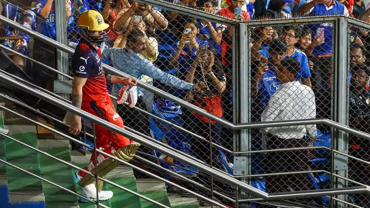 विराट कोहलीने मुंबई इंडियन्सविरुद्धच्या सामन्यात 28 धावा करताच एक खास विक्रम नावावर करणार आहे. मुंबई इंडियन्सविरुद्ध 1000 धावा करणारा पहिला फलंदाज ठरेल. त्याने मुंबई इंडियन्सविरुद्ध 34 डावात 32.40 च्या सरासरीने आणि 128च्या स्ट्राईक रेटने 972 धावा केल्या आहेत. (Photo: IPL/BCCI)