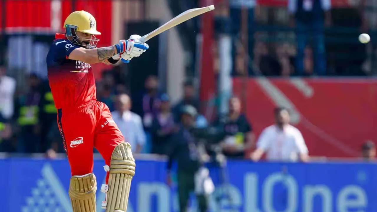 विराट कोहलीने पंजाब किंग्सविरुद्ध 16 धावा करताच या पर्वात 500 धावा पूर्ण केल्या आहेत. सलग चौथ्या पर्वात विराट कोहलीने 500 धावा करण्याची कामगिरी केली आहे. तर आयपीएलच्या नऊ पर्वात 500हून अधिक धावा नोंदवल्या आहेत. आयपीएलच्या इतिहासातील हा एक विक्रम आहे. (Photo: IPL/BCCI)