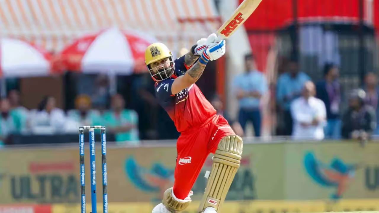 विराट कोहलीने या पर्वातील 13 सामन्यात 54.20 च्या सरासरीने 164.74 च्या स्ट्राईक रेटने 542 धावा केल्या आहेत. विराट कोहलीने 58 धावा केल्या तर सलग चार पर्वात 600हून अधिक धावा करणारा फलंदाज ठरेल. (Photo: IPL/BCCI)