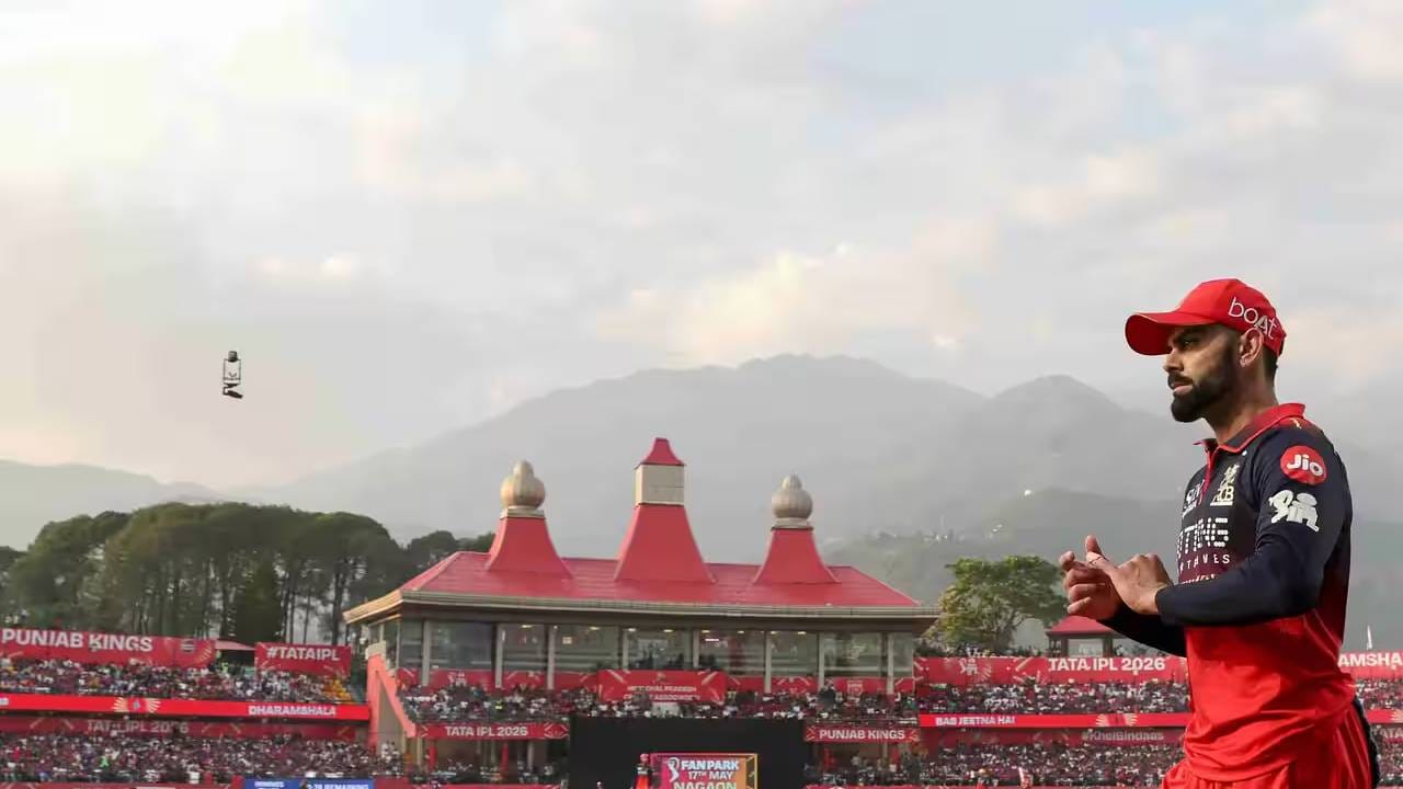 आयपीएल 2026 स्पर्धेत रॉयल चॅलेंजर्स बंगळुरूने प्लेऑफमधील स्थान पक्कं केलं आहे. पण या स्पर्धेतील शेवटचा साखळी फेरीचा सामना खेळणं उरलं आहे. हा सामना सनरायझर्स हैदराबादशी होणार आहे. हा सामना जिंकला तर गुणतालिकेत अव्वल स्थान कायम राहिल आणि क्वालिफायर 1 खेळतील. या सामनयात विराट कोहली एक विक्रम रचू शकतो. (Photo: IPL/BCCI)