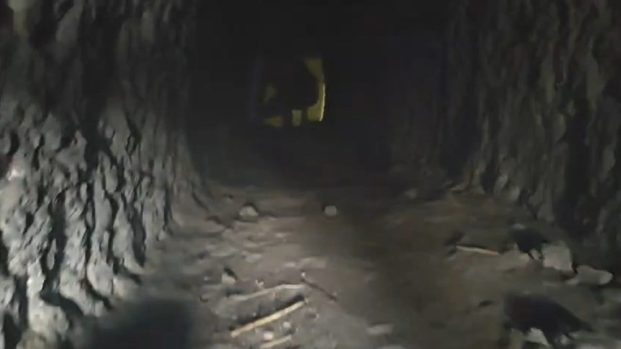 आतमध्ये गेल्यावर सुरवातीला हे भुयार लांब त्यानंतर खोल आणि मग पूढे सरळ त्यानंतर पुन्हा खोल आणि डाव्या आणि उजव्या बाजूला गेलेलं आढळलं. सध्या भुयारीचे अनेक फोटो आणि व्हिडीओ समोर आले आहेत.