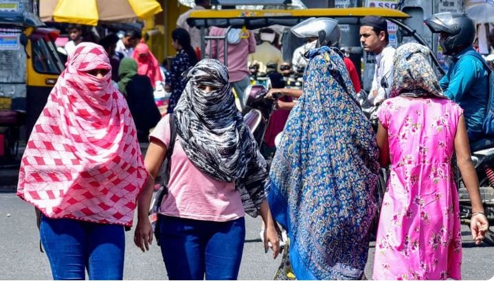 गेल्या काही दिवसांपासून राज्यात उष्णता वाढलेली पाहायला मिळत आहे. ऐन मान्सूनपूर्व काळात विदर्भात उन चांगलंच तापलं आहे. दरम्यान, आता हवामान विभागाने नागरिकांना महत्त्वाची सूचना केली आहे. पुढील 24 तासांत उष्णतेची तीव्र लाट येण्याची शक्यता आहे.